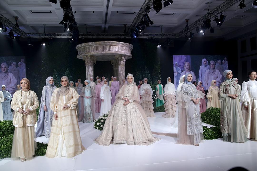 Fashion Show Tunggal Perdana Ayu Dyah Andari Rayakan 11 Tahun Berkarya