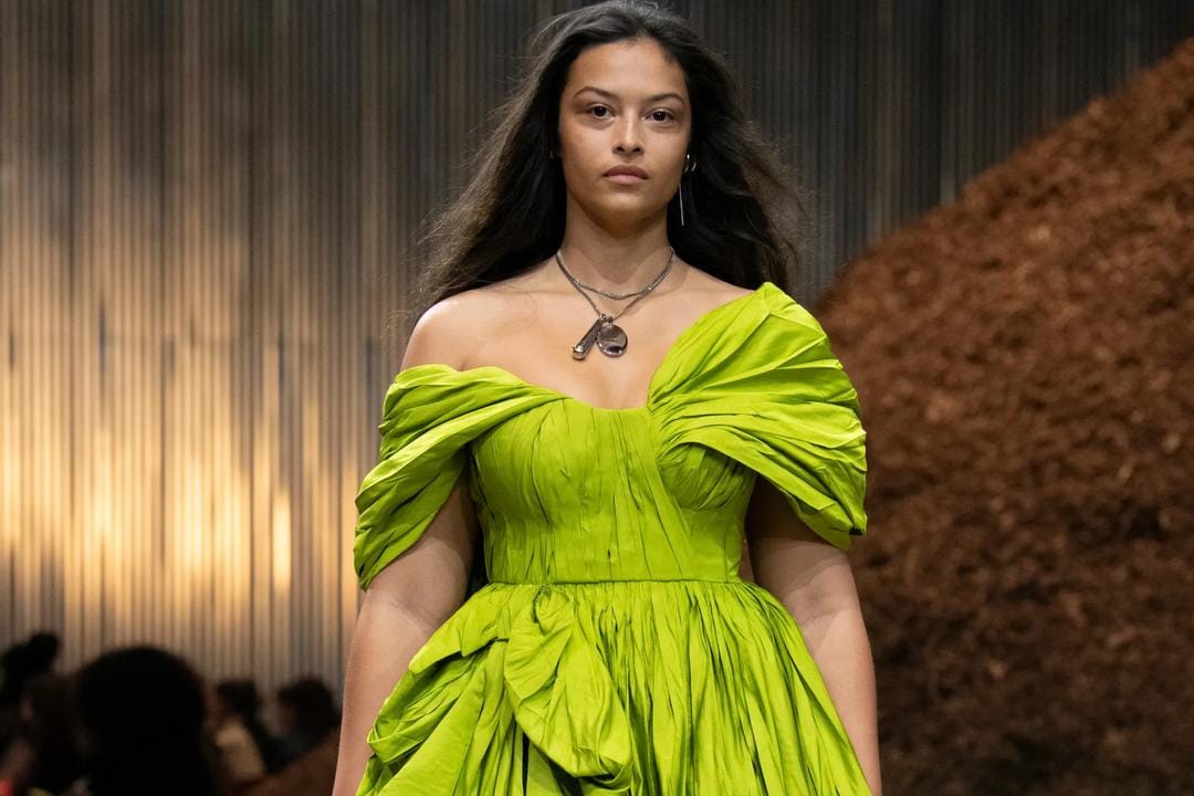 Highlights Alexander McQueen F/W 2022, Terinspirasi dari Jamur