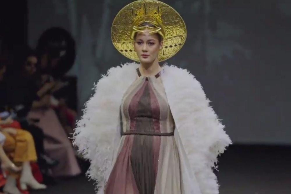 Potret Terbaru Paula Verhoeven, Kece Melenggang di Arab Fashion Week
