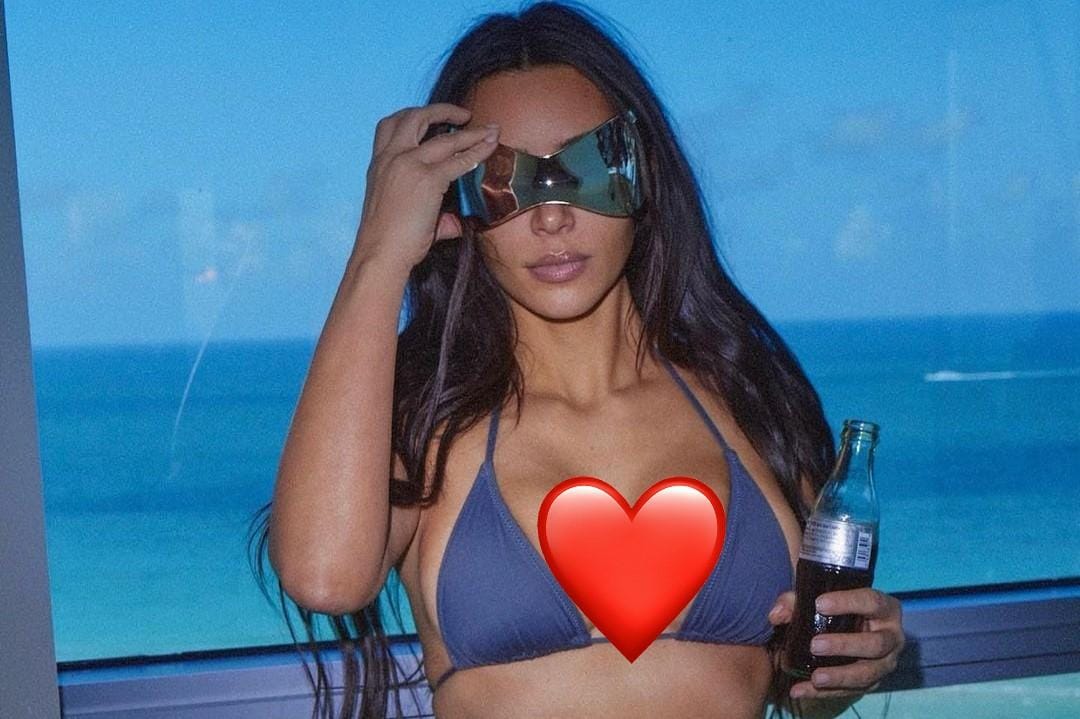 Pose Seksi Kim Kardashian Pakai Bikini 'Kekecilan' di Medsos