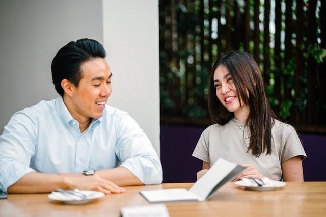 7 Zodiak yang Sering Jatuh Cinta dengan Sahabat Sendiri