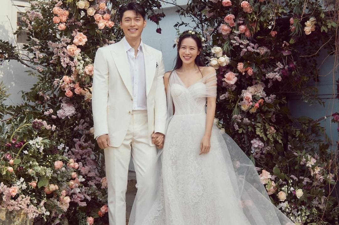 Resmi Menikah, Intip Detail Pakaian Pengantin Hyun Bin dan Son Ye Jin