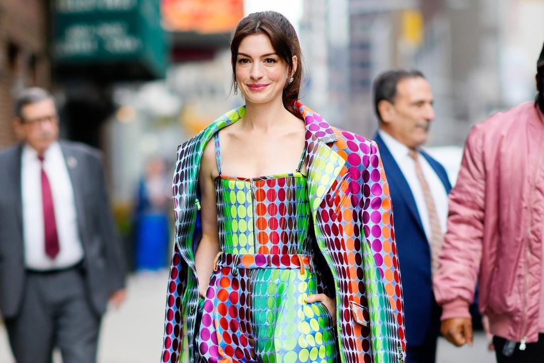 Siap-siap Tampil Playful Pakai Tren Rainbow Look