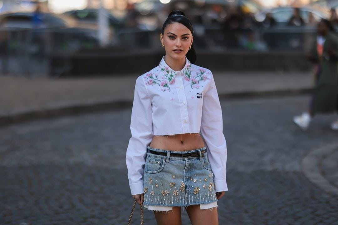 Cara Mix & Match Low-Rise Mini Skirt yang Lagi Jadi Tren