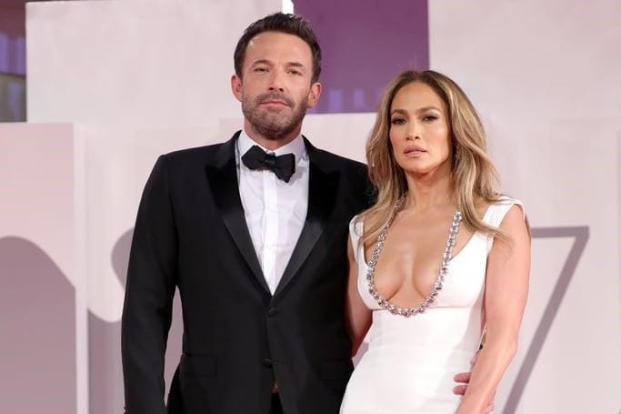 Arti Spesial di Balik Cincin Pertunangan Jennifer Lopez - Ben Affleck