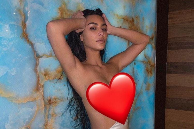 Kim Kardashian Ekspos Tubuh Bagian Atas, Pakai Dress Carmen Electra?