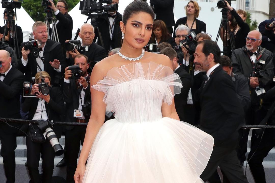 Mewah, Ini 8 Seleb Hollywood yang Pakai Gaun Pengantin di Karpet Merah