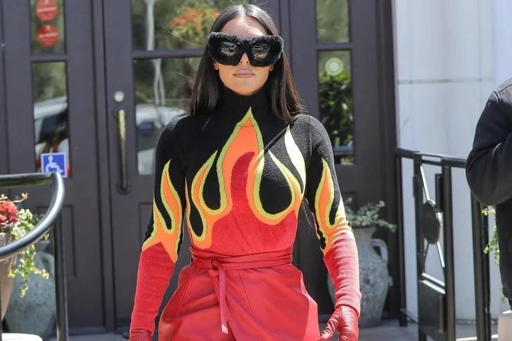 Potret Kim Kardashian Pakai Bulu-bulu di Bawah Terik Matahari
