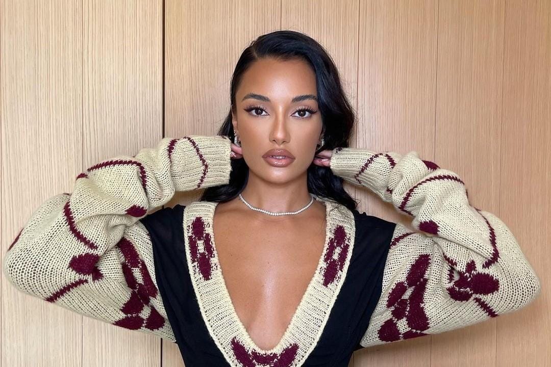 Gaya Glamor Amina Muaddi, Desainer Sepatu Rihanna yang Viral