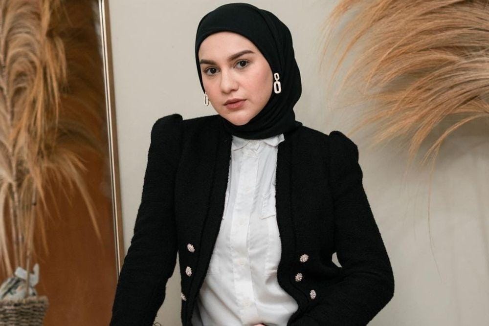 Potret Memesona 7 Artis Blasteran yang Kini Kenakan Hijab