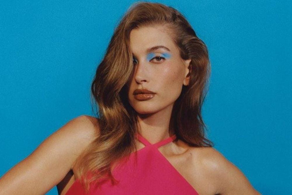 Riasan Mata a la Hailey Bieber, dari Glamor Hingga Natural