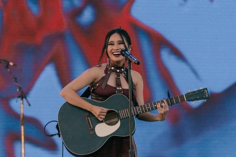 Deretan Gaya Panggung NIKI Zefanya di Amerika, Kece hingga Edgy
