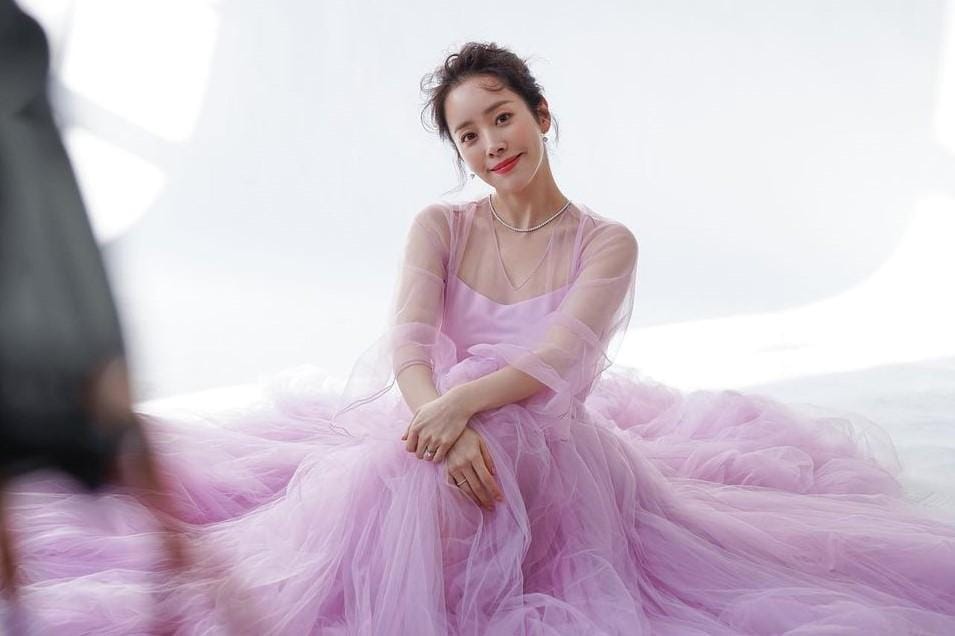 Gaya Han Ji Min, Pemain Our Blues yang Elegan di Usia 39 Tahun