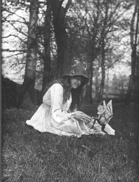 Jepretan kedua Cottingley Fairies, Elsie Wright dan Gnome (wikipedia.org)