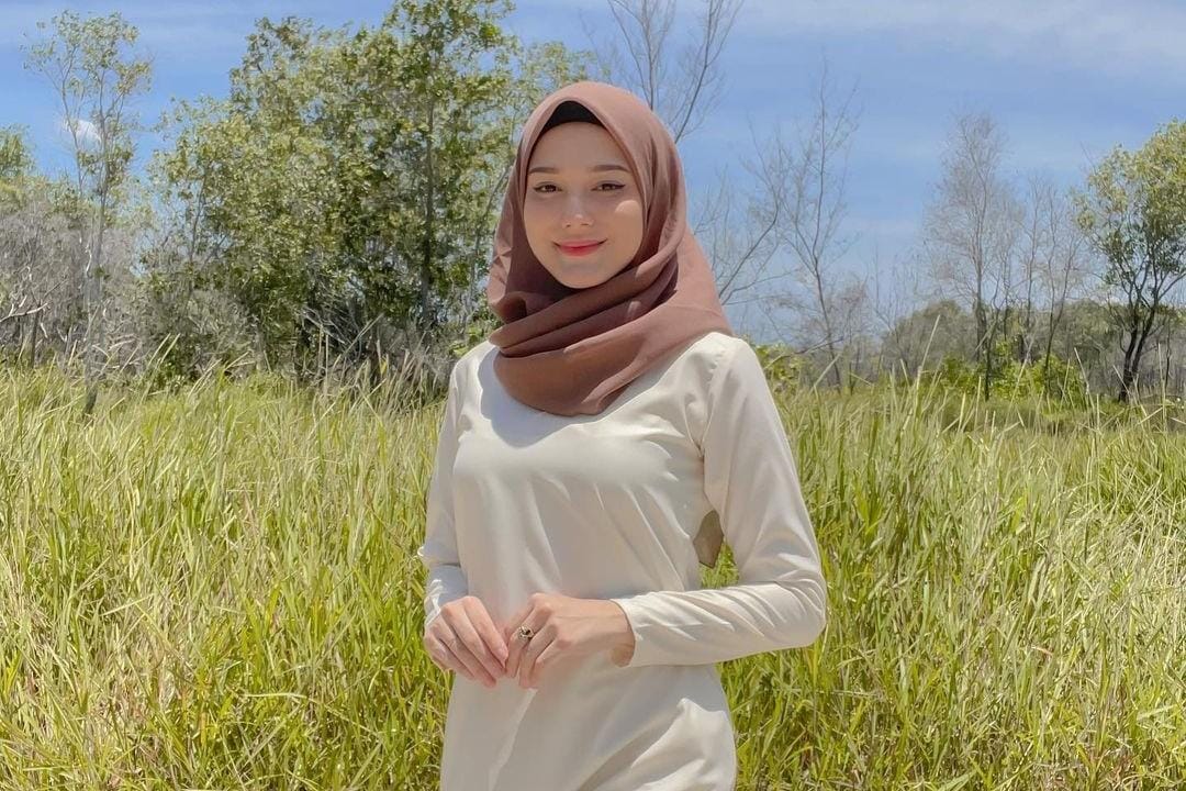Intip Gaya Yasmine Ow, Istri Aditya Zoni Dalam Balutan Hijab