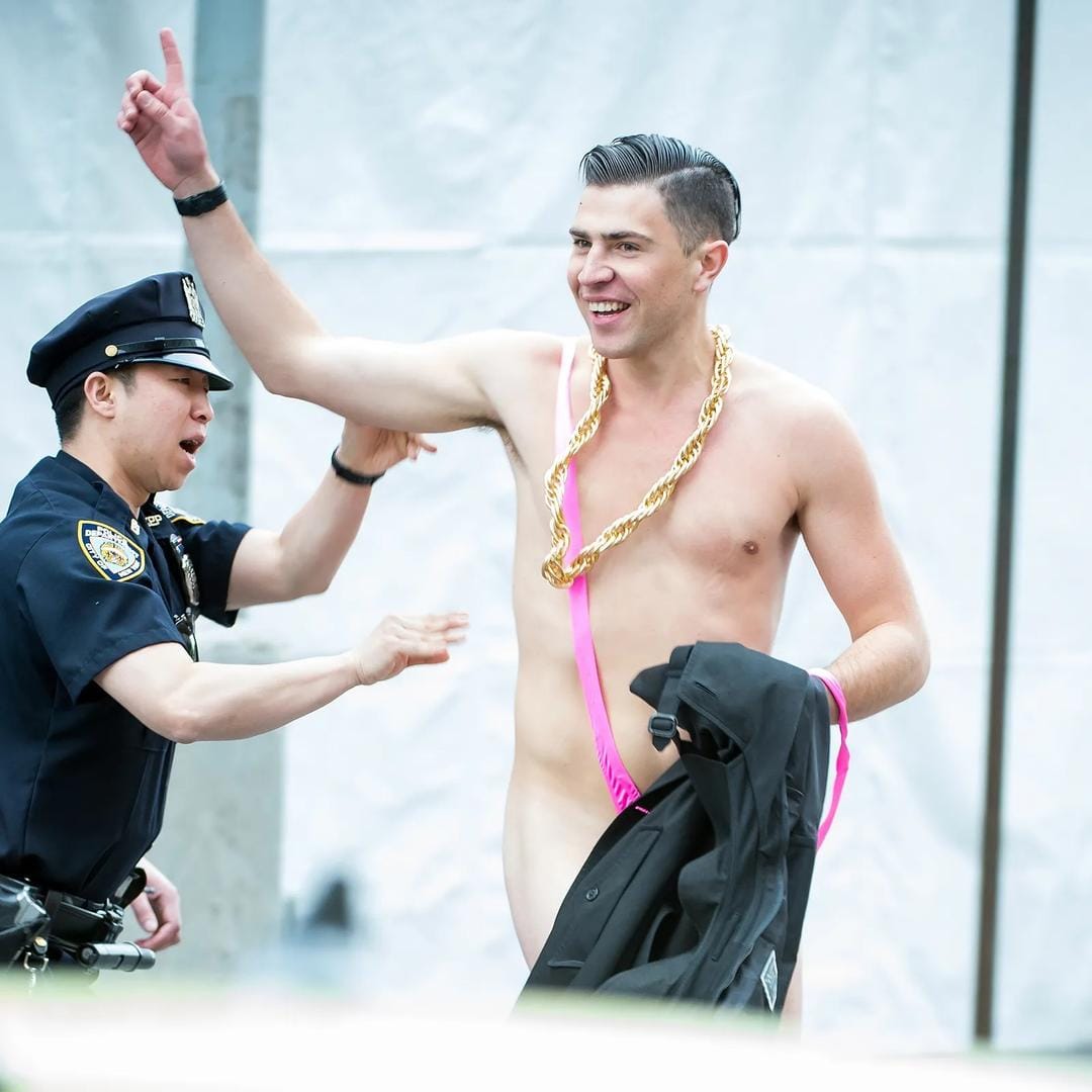 Pria pengganggu bernama Vitalii Sediuk di Met Gala 2014 (WireImage/Michael Stewart via teenvogue.com)