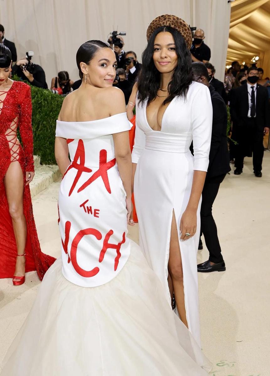 AOC dan Aurora James di Met Gala 2017 (Getty Images/Mike Coppola via teenvogue.com)