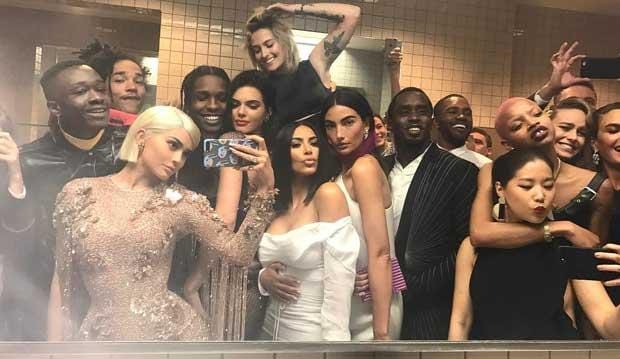 Selfie Kylie Jenner dkk di Met Gala 2017 (via cumicumi.com)