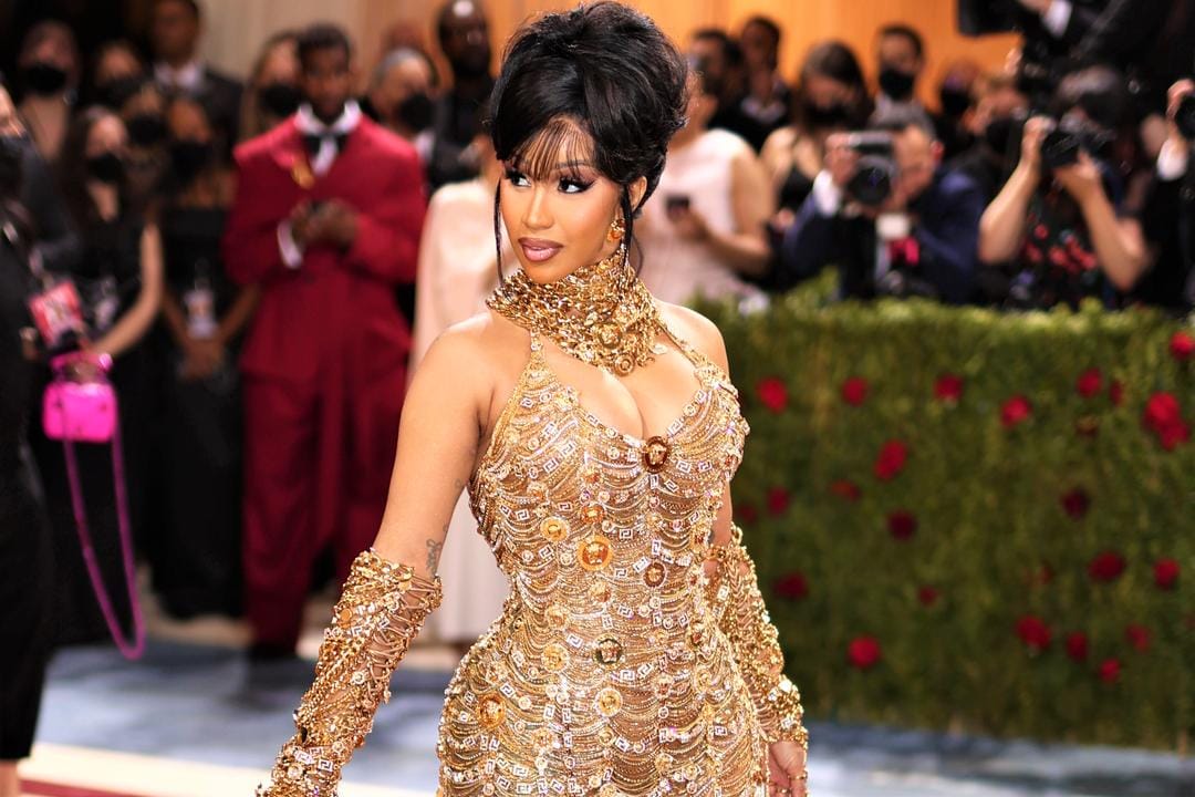 Gaya Mewah Para Seleb Hollywood 'Berlapis' Emas di Karpet Merah 2022