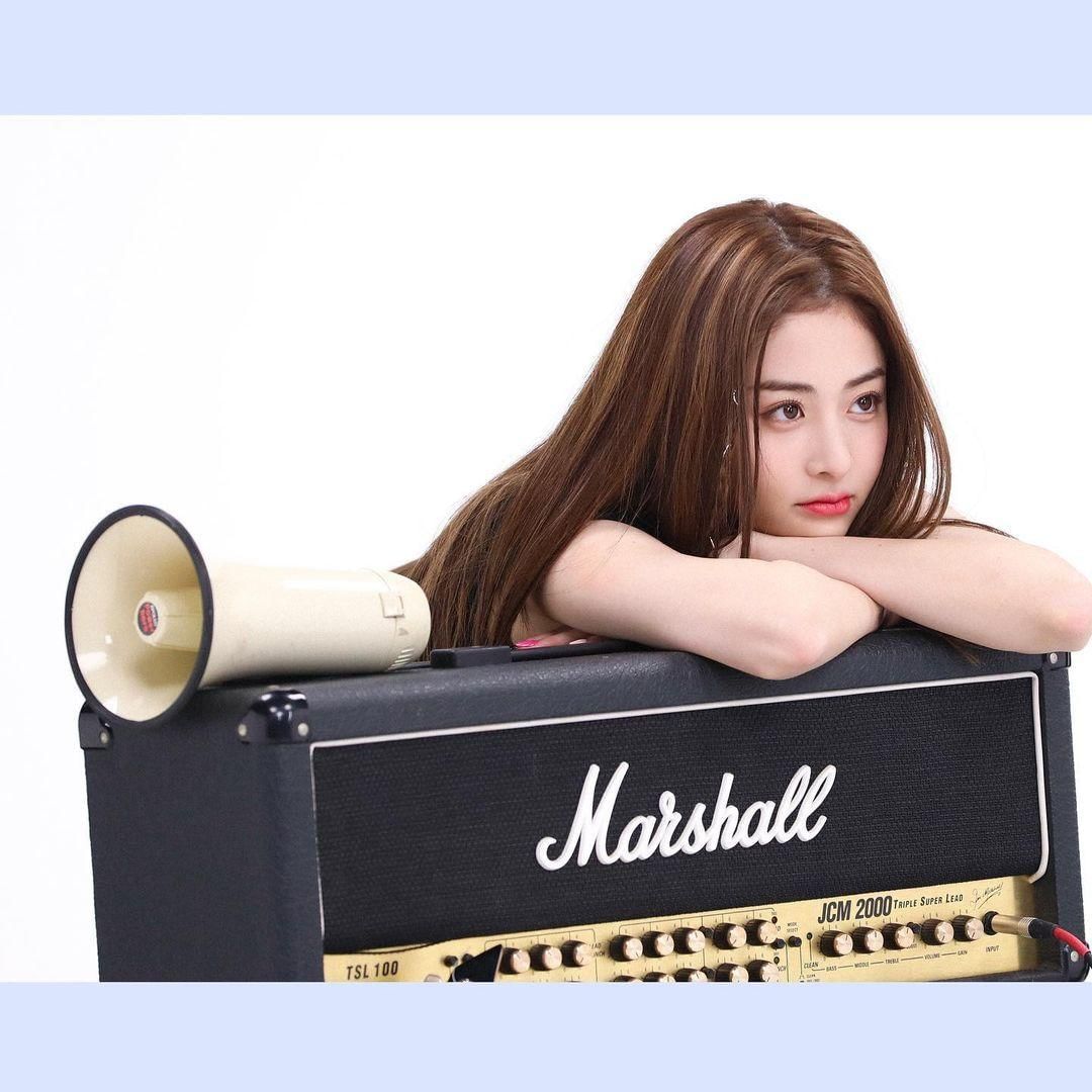 instagram.com/le_sserafim