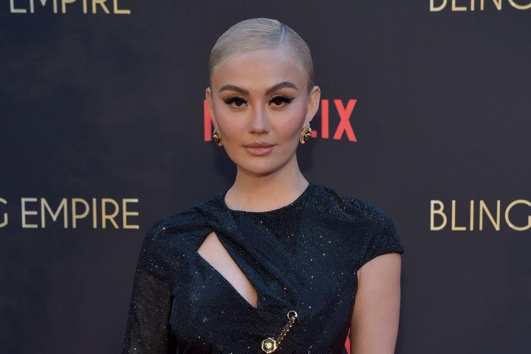 Aksi Agnez Mo Pakai Gaun Seksi Versace di Karpet Merah