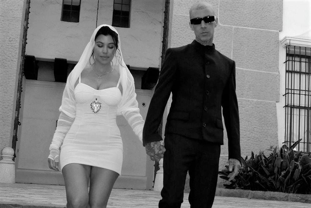 5 Detail Pakaian Pengantin Kourtney Kardashian dan Travis Barker