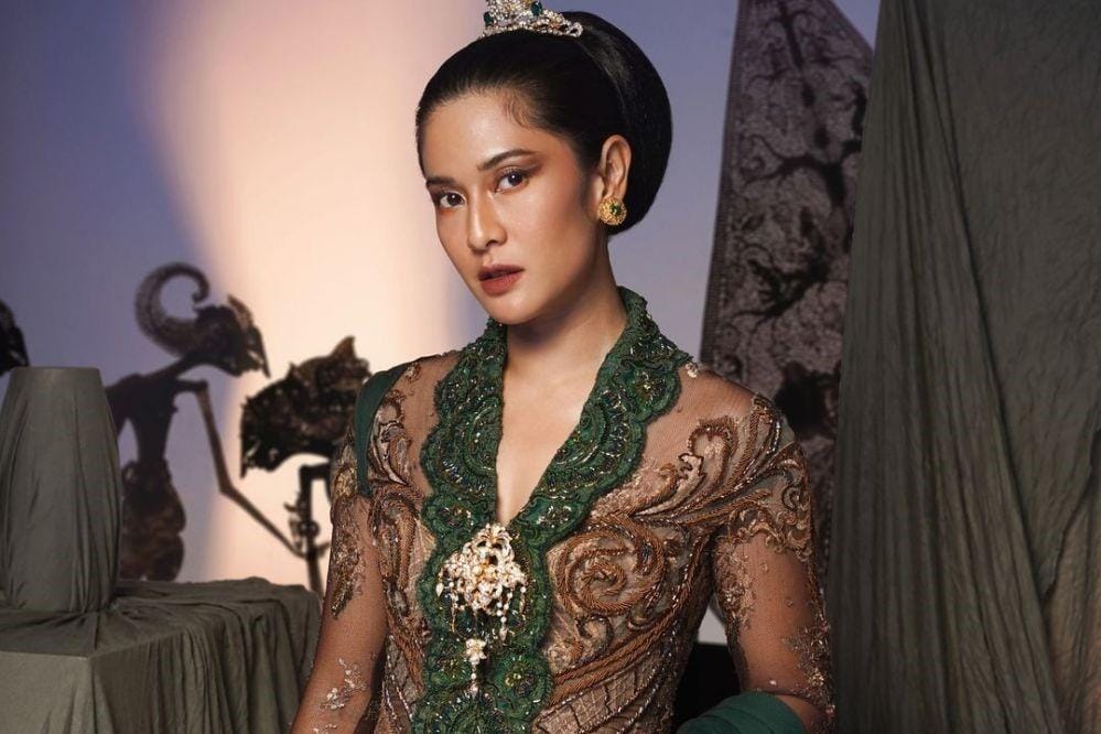 Ide Kebaya Berhias Bros a La Seleb Indonesia