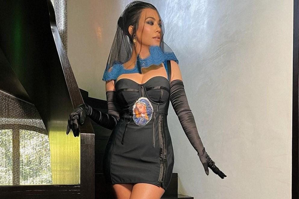 Gaya Kourtney Kardashian Selama Momen Pernikahan, Seksi dan Gothic!