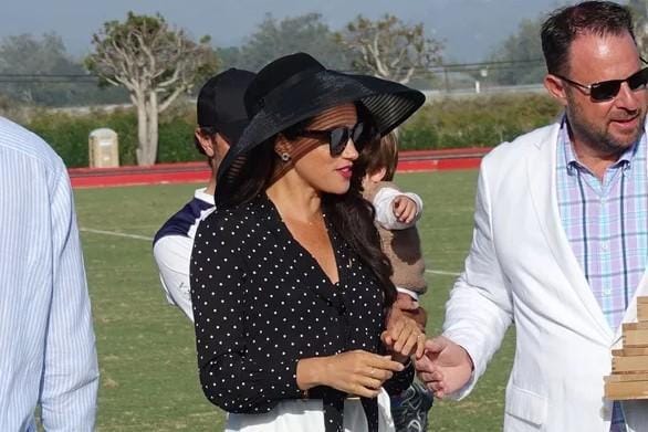 Potret Meghan Markle Pakai Baju Polka Dot, Mirip Putri Diana?
