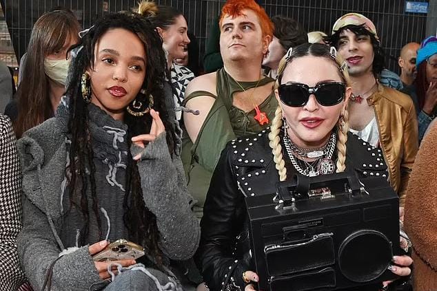 Gaya Nyentrik Madonna & FKA Twigs di Sebuah Fashion Show