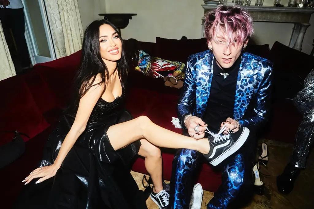 Megan Fox Pakai Sneakers di Pernikahan Mewah Kourtney & Travis