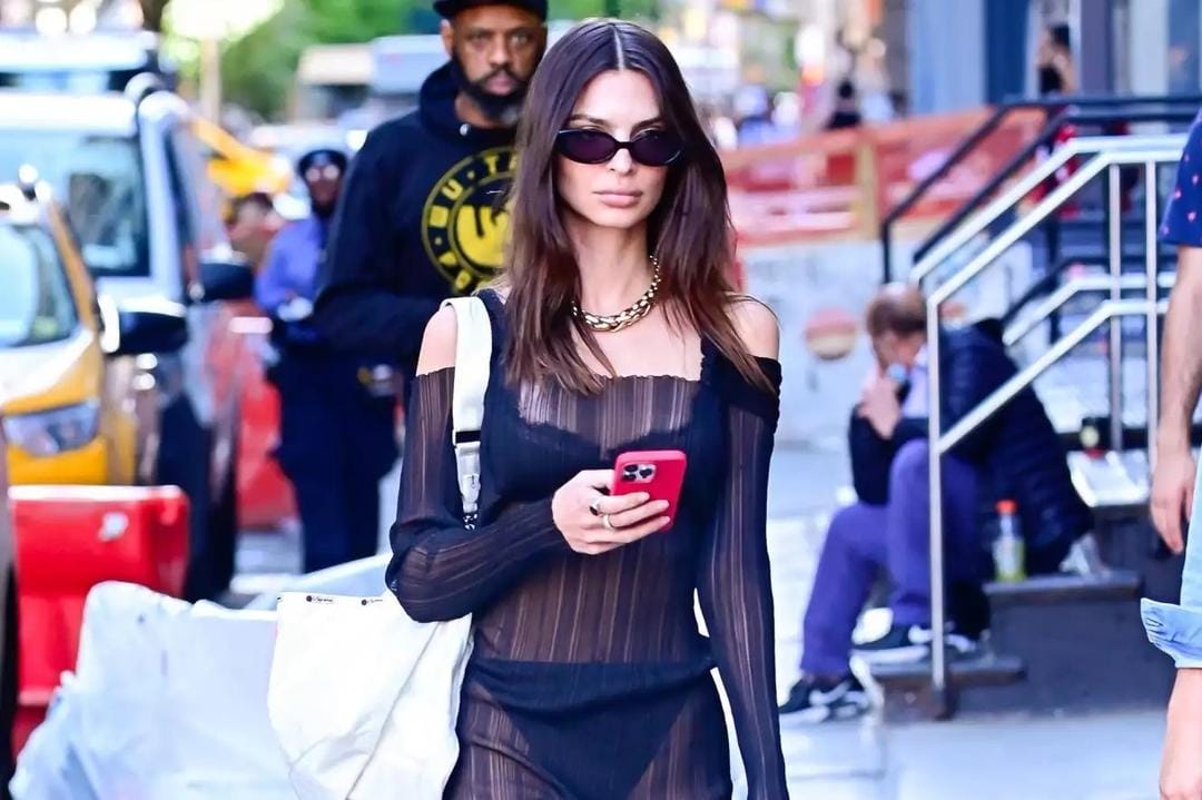 Gaya Seksi Emily Ratajkowski Pakai Dress Menerawang di Jalanan