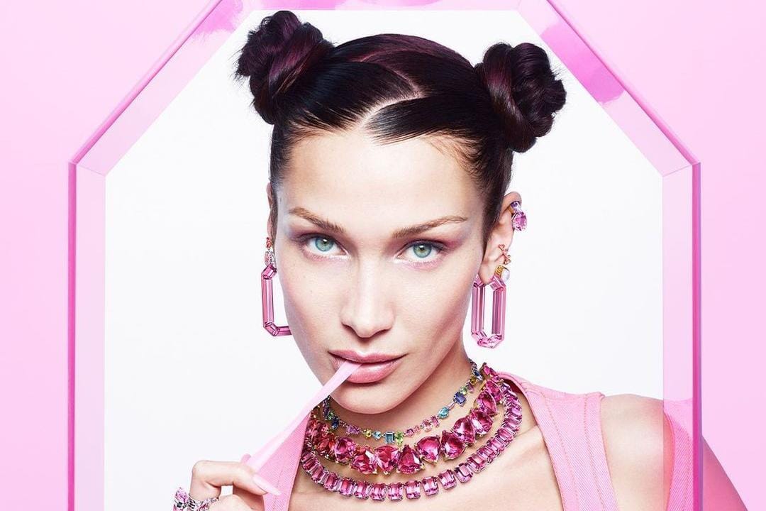 Bella Hadid Tampil Bold & Colorful di Iklan Swarovski Terbaru
