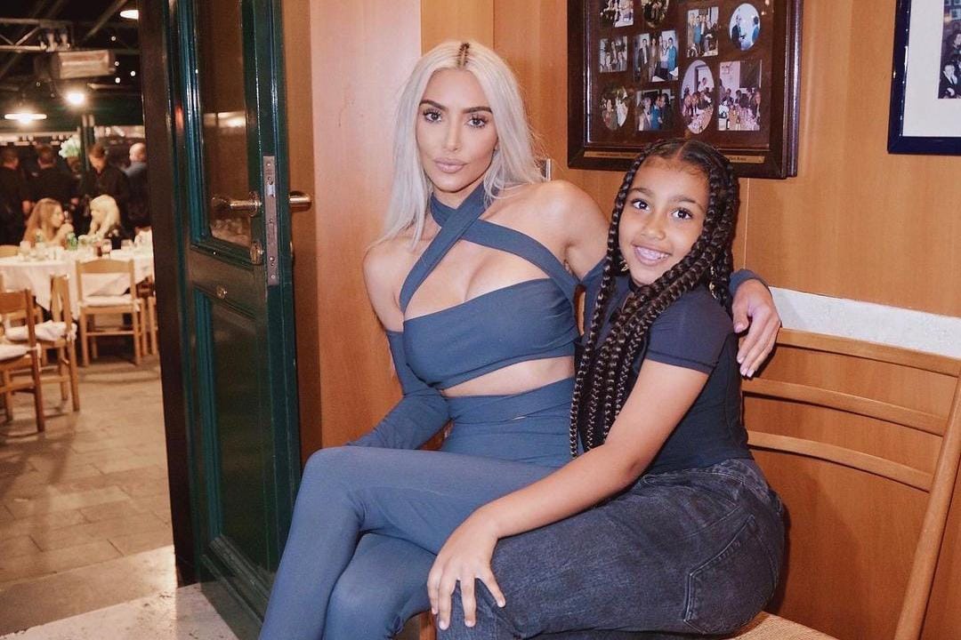 Gaya Kompak Kim Kardashian & North West, Bak Bestie!
