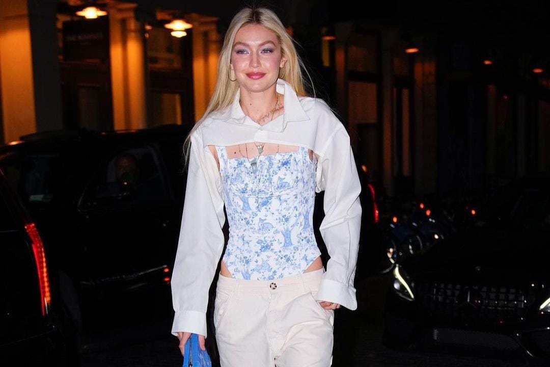 Gigi Hadid Kombinasikan Baju Renang dengan Jeans, Keren!