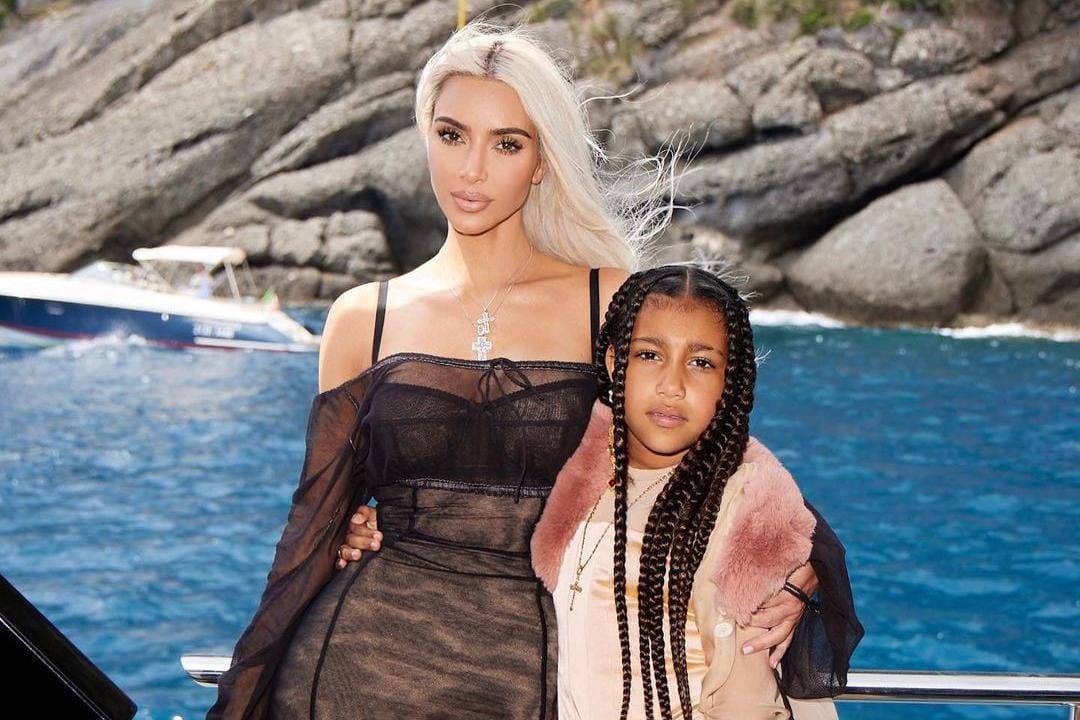 Gaya Kim Kardashian & North West Curi Perhatian Warga Italia!