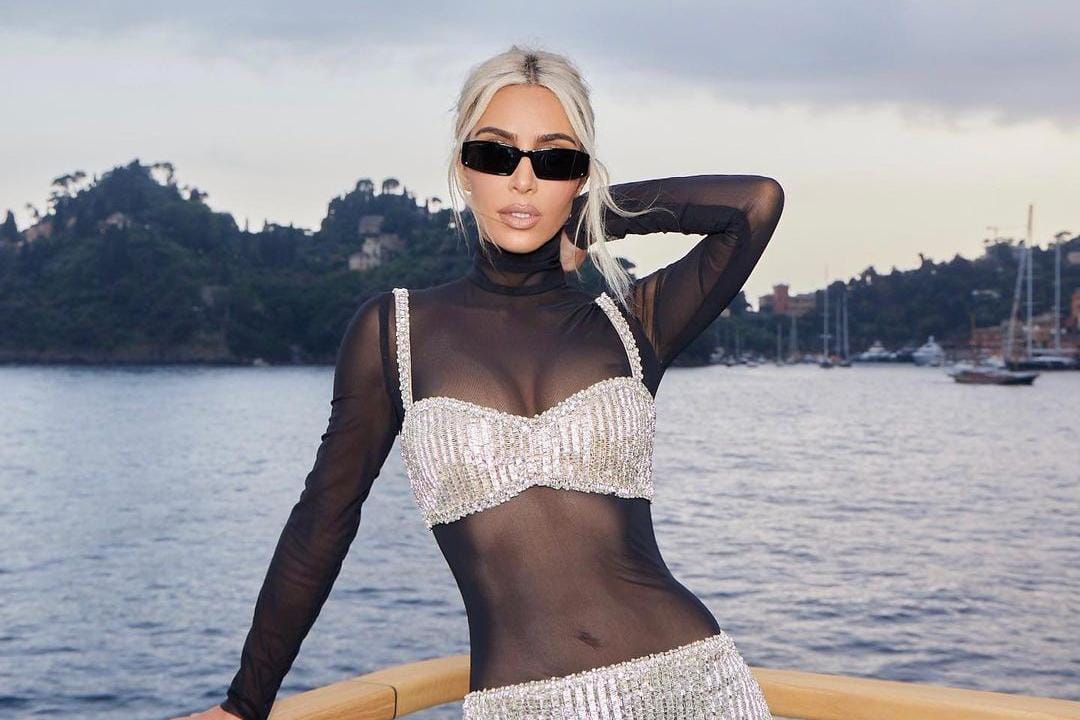 Kim Kardashian Pakai Baju Seksi di Atas Laut!