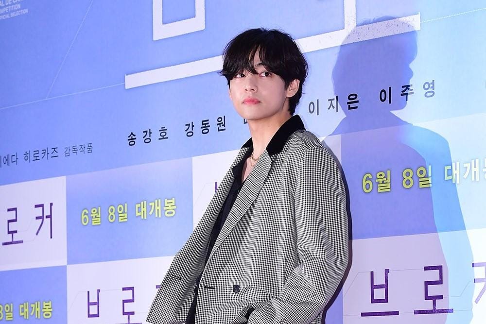 Hadiri Red Carpet Sendirian, Harga Outfit V 'BTS' Bikin Salfok