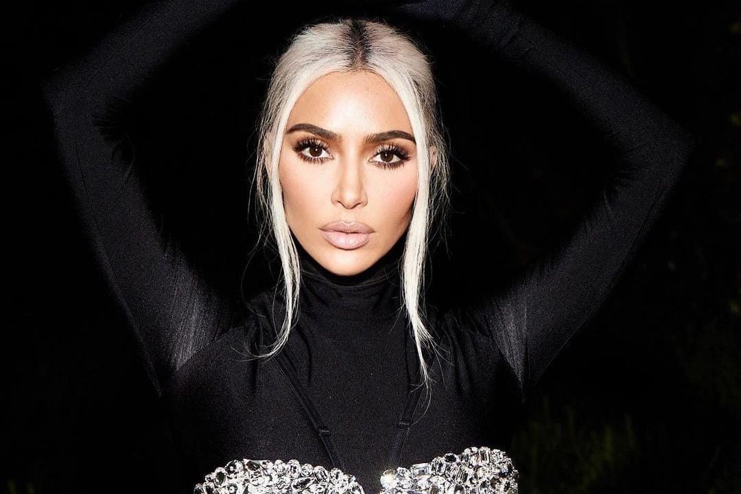 Mewah! Kim Kardashian Kenakan 'Bra & Celana Dalam' Bertabur Kristal