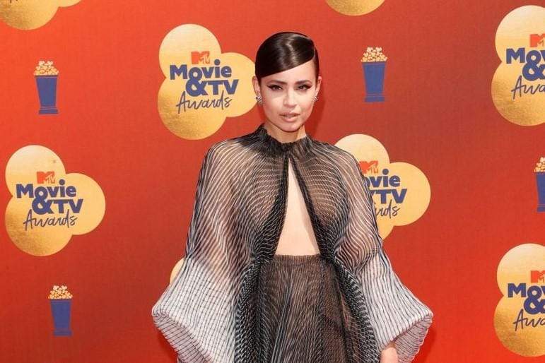 Gaya Seksi Para Artis Perempuan di MTV Movie & TV Awards 2022