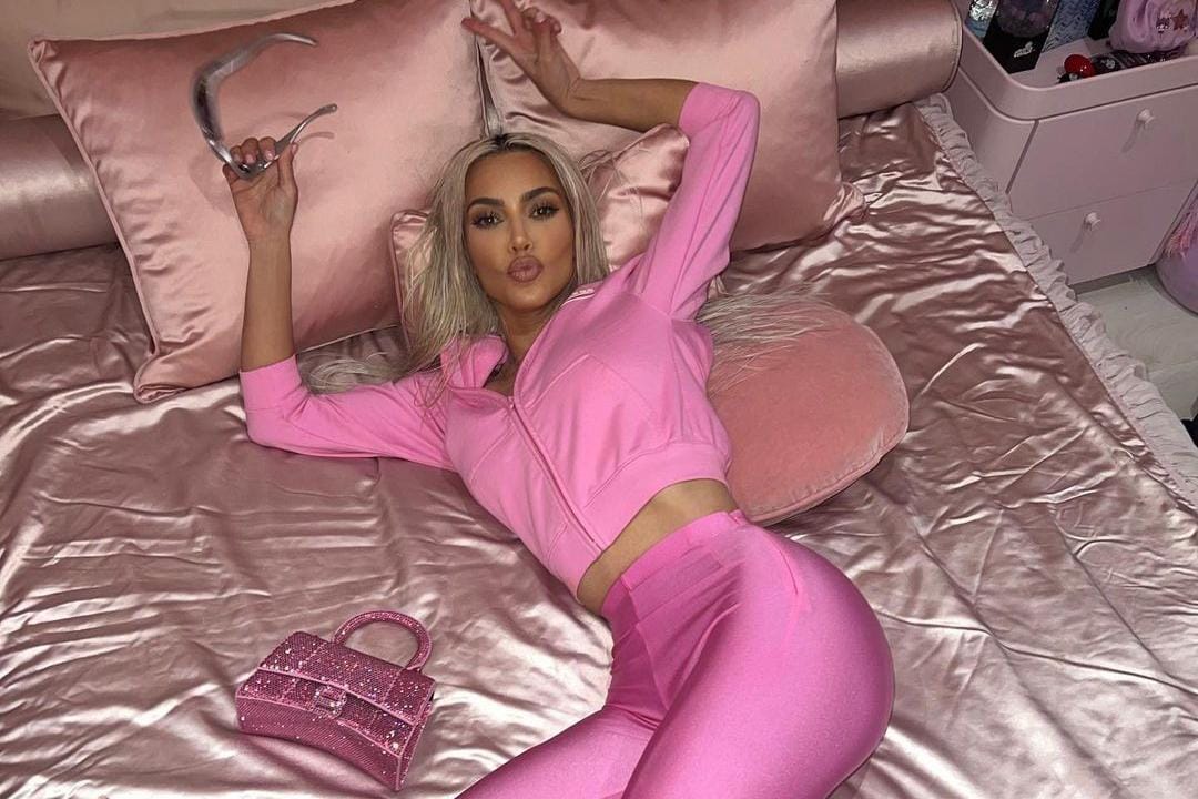 Gaya Seksi Kim Kardashian Pakai Pink, Foto di Ranjang!