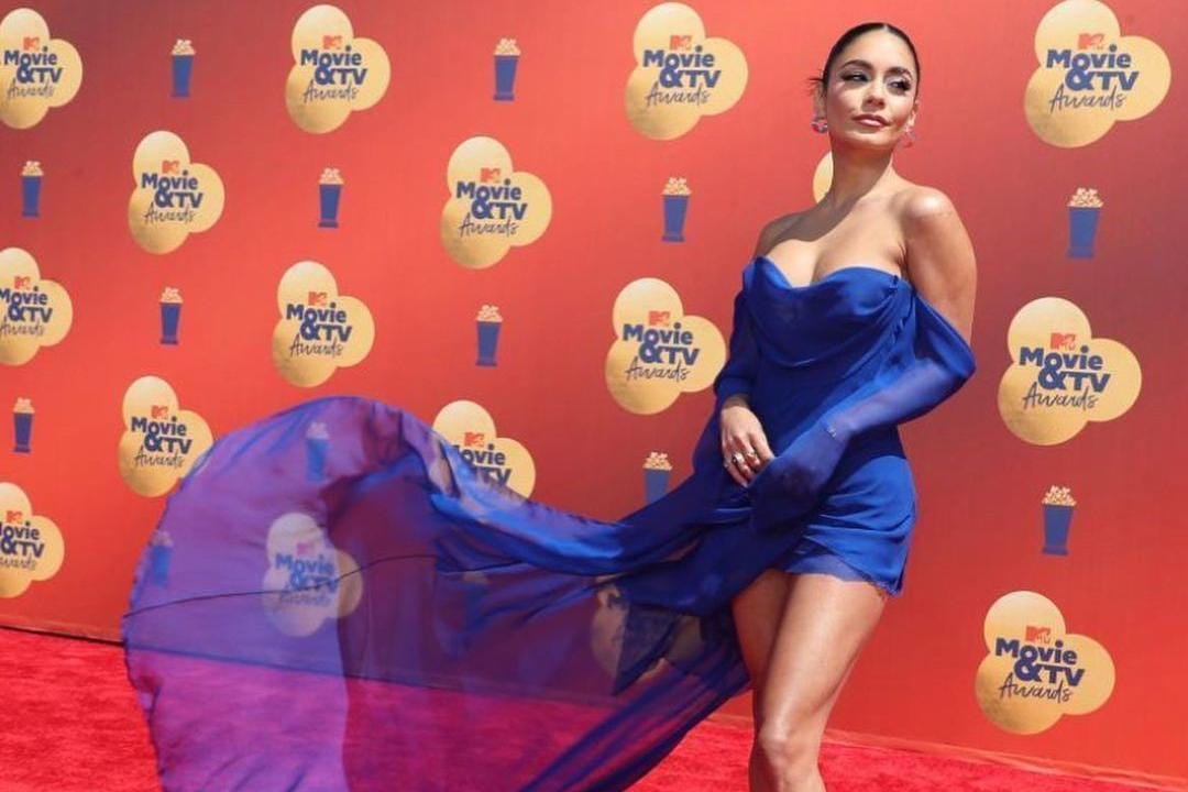 Gaya Seksi Vanessa Hudgens saat Jadi Host MTV Awards 2022