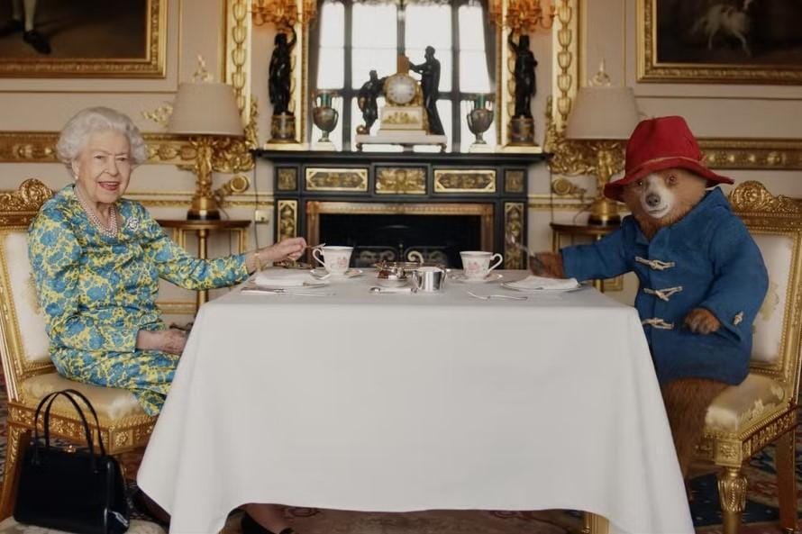 Gaya Ratu Elizabeth di Video 'Kejutan' Jubilee Bersama Paddington