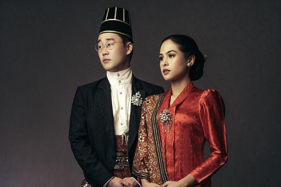 Potret Maudy Ayunda dan Suami dalam Balutan Pakaian Adat Indonesia