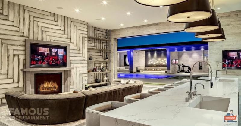 YouTube.com/Famous Entertainment