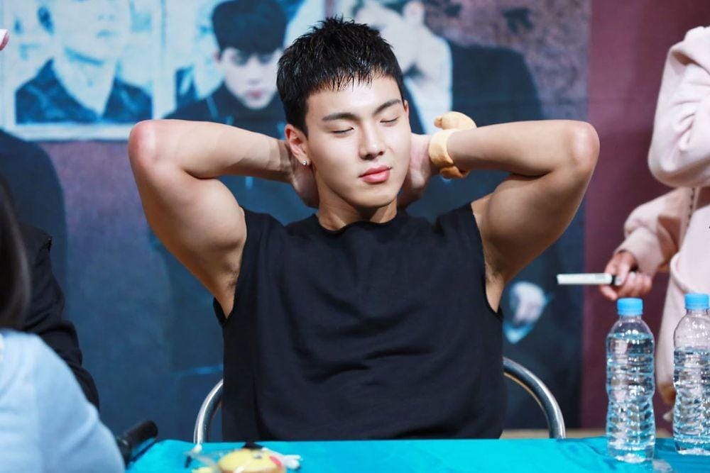7 Idol Kpop Cowok yang Lebih Maskulin dengan Rambut Pendek