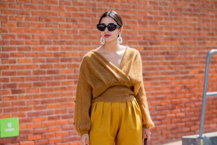 Cara Modis Pakai Warna Mustard untuk Berbagai Occasion