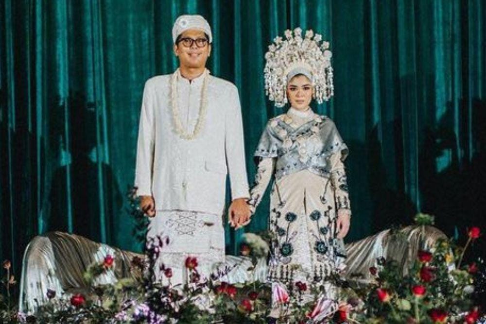 Pakai Adat Minang, Begini Hangatnya Penampilan Para Artis Saat Menikah