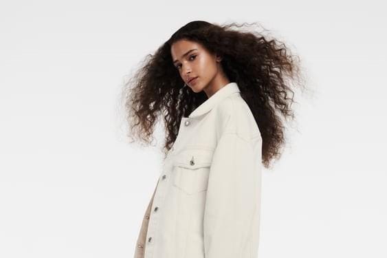 #PopbelaOOTD: Street Style Makin Keren Pakai Oversized Denim Jacket 