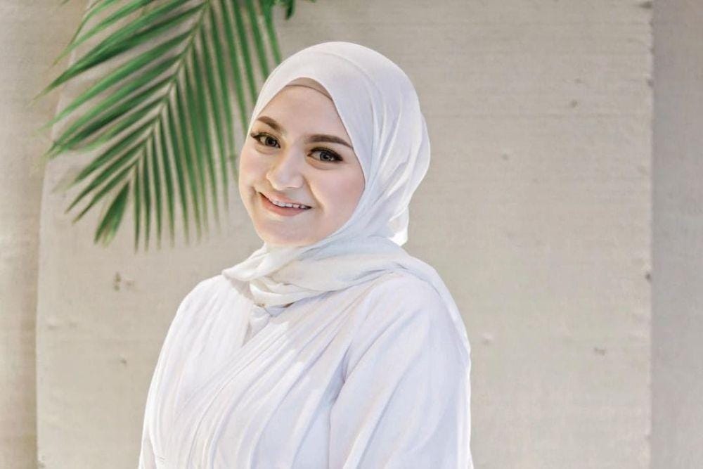 instagram.com/nathalieholscher